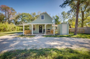 Pet-Friendly Conroe Hideaway with Porch and Fire Pit